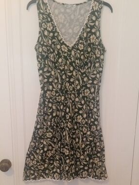 women med sleeveless dress green and ivory print